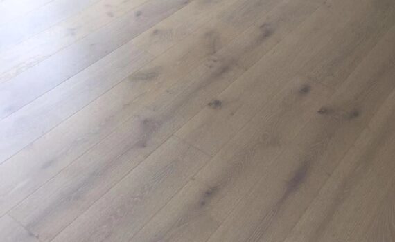 The advantage of hardwood and laminate flooring in living room